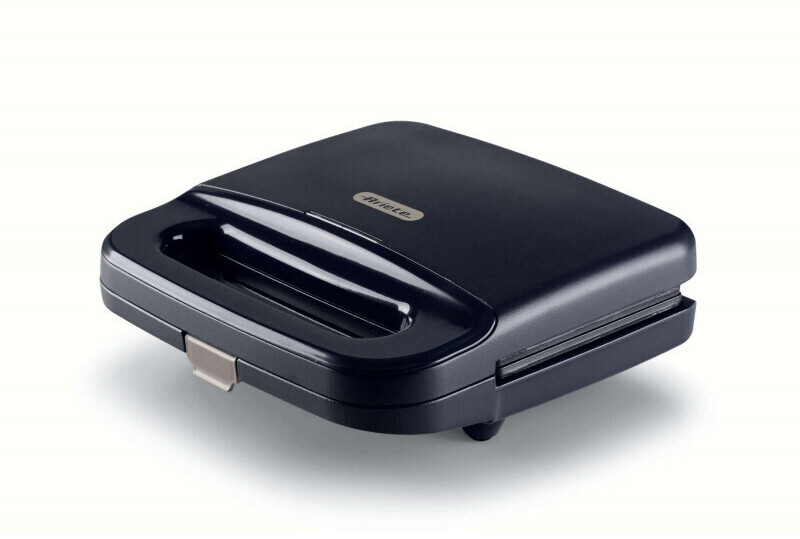 ساندویچ‌ ساز خانگی آریته ایتالیا Ariete مدل 1971/00 | رنگ مشکی | توان ۷۵۰ وات | صفحات گریل نچسب